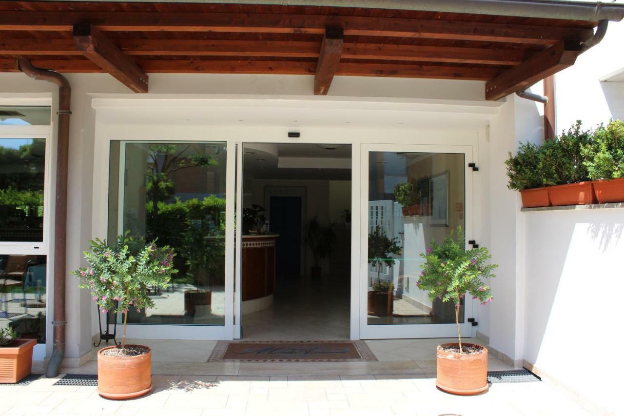 Hotel Mare Azzurro Terracine Extérieur photo